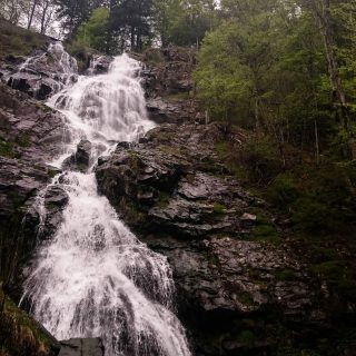 Todtnauer Wasserfall, steinige Felsen, Wald, rauschendes Wasser
