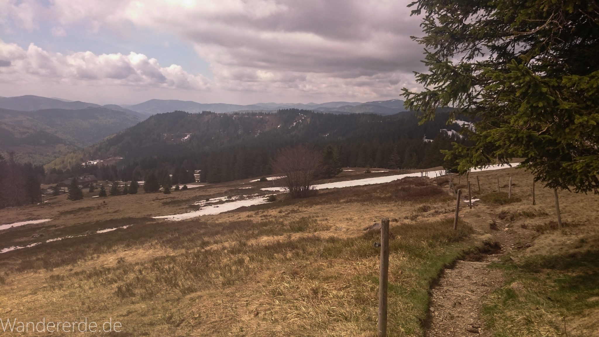 Feldbergsteig, Feldberg höchster Berg im Schwarzwald, weite schöne Aussicht, trist und Schnee im Frühjahr, schmaler teils demolierter Pfad, Wolken