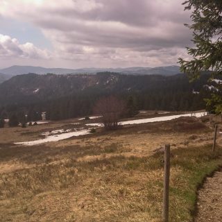 Feldbergsteig, Feldberg höchster Berg im Schwarzwald, weite schöne Aussicht, trist und Schnee im Frühjahr, schmaler teils demolierter Pfad, Wolken