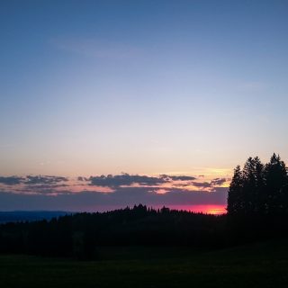 Auerberg im Allgäu, wunderschöne Aussicht, Sonnenuntergang, Bäume, Wolken in der Ferne, Ausicht auf deutsche Alpen, Alpenkette, sehr weiter Blick, romantisch, saftig grüne Wiese