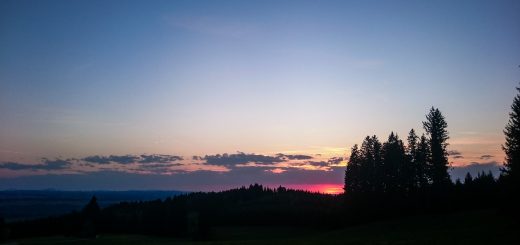 Auerberg im Allgäu, wunderschöne Aussicht, Sonnenuntergang, Bäume, Wolken in der Ferne, Ausicht auf deutsche Alpen, Alpenkette, sehr weiter Blick, romantisch, saftig grüne Wiese