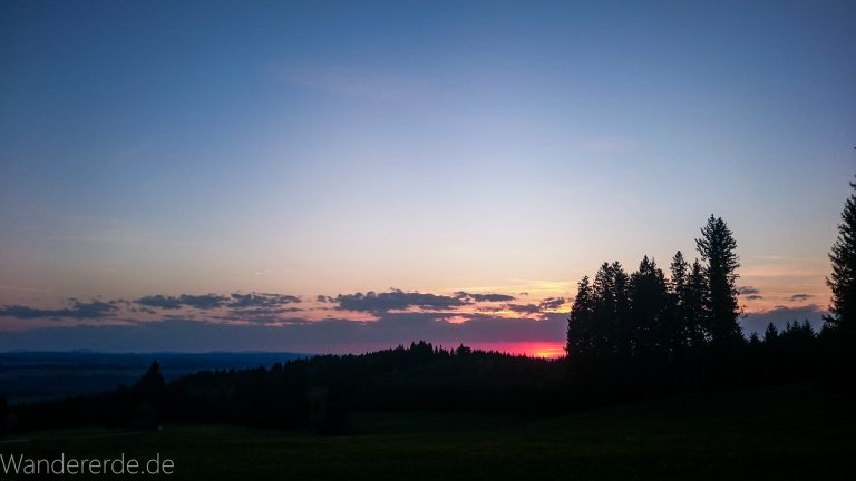 Auerberg im Allgäu, wunderschöne Aussicht, Sonnenuntergang, Bäume, Wolken in der Ferne, Ausicht auf deutsche Alpen, Alpenkette, sehr weiter Blick, romantisch, saftig grüne Wiese