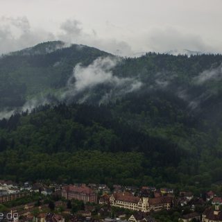 Aussicht in Stadt Freiburg vom Schlossberg, Häuser, Wald, Wolken, Schwarzwald