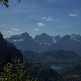 Wandern beim Tegelberg, gewaltiges mächtiges Bergmassiv, Nadelbaum, Wiese, schneebedeckte Gipfel Wanderung bei Stadt Füssen – Parkplatz Drehhütte bis Rohrkopfhütte Königsschlösser Neuschwanstein, schöner See, traumhaft schöne Aussicht, romantisch