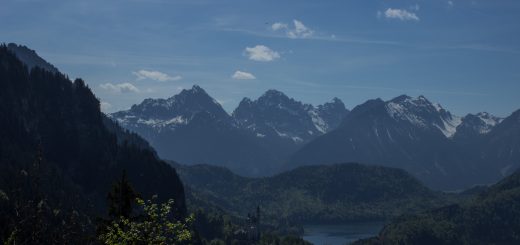 Wandern beim Tegelberg, gewaltiges mächtiges Bergmassiv, Nadelbaum, Wiese, schneebedeckte Gipfel Wanderung bei Stadt Füssen – Parkplatz Drehhütte bis Rohrkopfhütte Königsschlösser Neuschwanstein, schöner See, traumhaft schöne Aussicht, romantisch