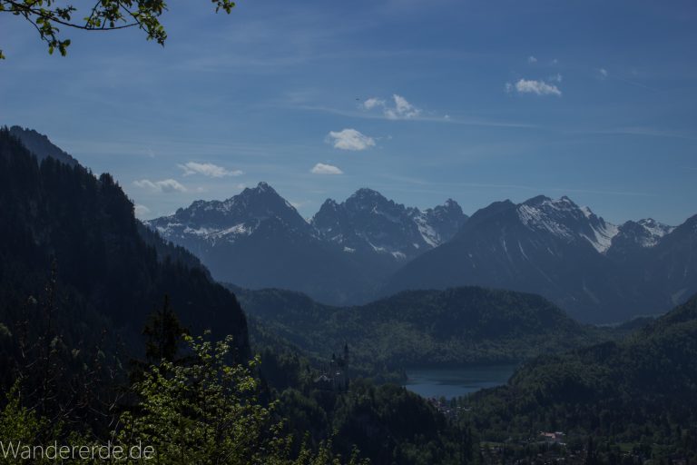 Wandern beim Tegelberg, gewaltiges mächtiges Bergmassiv, Nadelbaum, Wiese, schneebedeckte Gipfel Wanderung bei Stadt Füssen – Parkplatz Drehhütte bis Rohrkopfhütte Königsschlösser Neuschwanstein, schöner See, traumhaft schöne Aussicht, romantisch