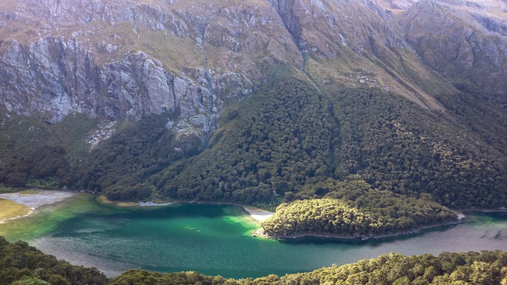 Wanderung Routeburn Track - Great Walk im Fiordland Nationalpark Südinsel Neuseeland, Wanderweg Routeburn im Fiordland Nationalpark, beeindruckende Berge mit schneebedeckten Gipfeln über der Baumgrenze, herrlicher Sommertag auf Südinsel Neuseelands, traumhafte Wanderung, raues Gebirgsklima, lebensfeindlich und doch wunderschön, beeindruckend, schöner Gebirgssee mit klarem Wasser, Umgebung spiegelt sich