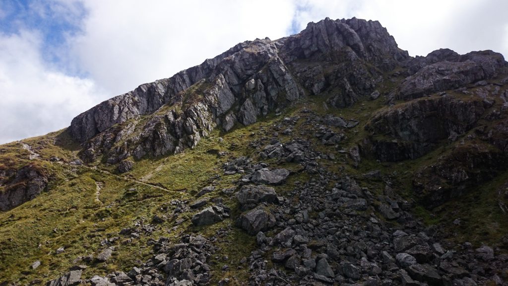 Wanderung Routeburn Track - Great Walk im Fiordland Nationalpark Südinsel Neuseeland, Wanderweg Routeburn im Fiordland Nationalpark, beeindruckende Berge mit schneebedeckten Gipfeln über der Baumgrenze, herrlicher Sommertag auf Südinsel Neuseelands, traumhafte Wanderung, raues Gebirgsklima, lebensfeindlich und doch wunderschön, beeindruckend