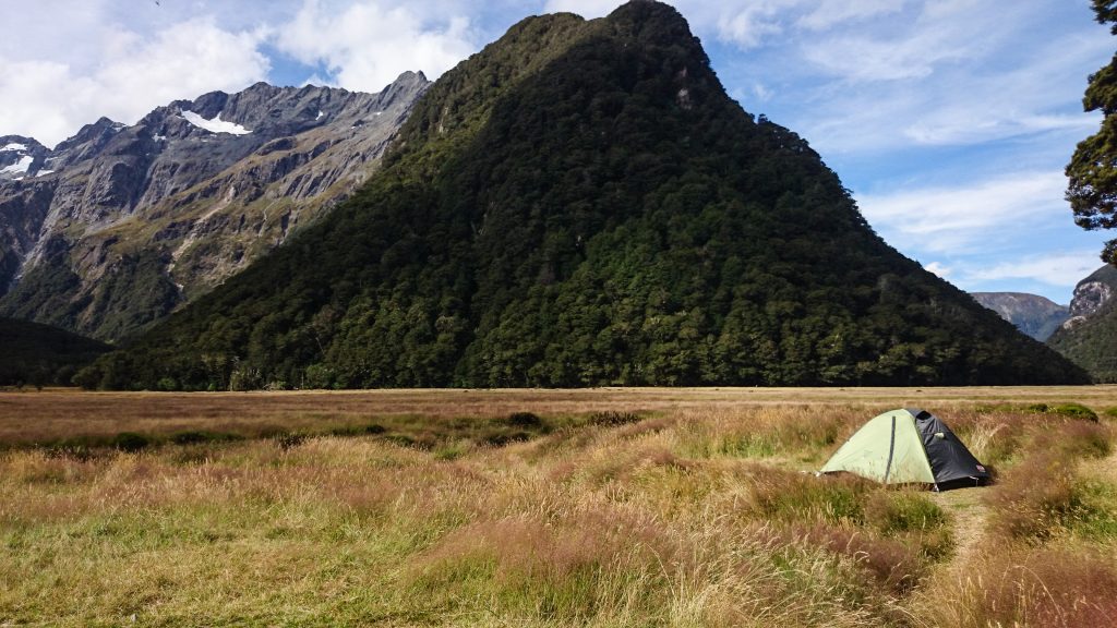 Wanderung Routeburn Track - Great Walk im Fiordland Nationalpark Südinsel Neuseeland, zauberhaftes Routeburn Tal Valley, Wanderweg Routeburn im Fiordland Nationalpark, beeindruckende Berge mit Gipfeln über der Baumgrenze, herrlicher Sommertag auf Südinsel Neuseelands, traumhafte Wanderung, wunderschön, beeindruckend, unser kleines Zelt im Routeburn Flat Campingplatz