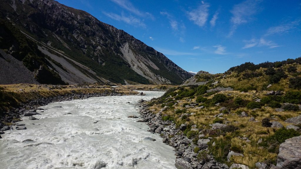 Wanderungen im Mount Cook Nationalpark, Aoraki, Südinsel Neuseeland, Wanderung im Mount Cook Nationalpark durch das Hooker Valley Tal, raue, lebensfeindliche und doch wunderschöne Umgebung, vom Gletscher gespeister Fluss, Berghang