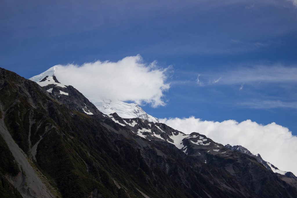 Wanderungen im Mount Cook Nationalpark, Aoraki, Südinsel Neuseeland, Wanderung zum Tasman Glacier View mit Sonnenschein, schneebedeckte Gipfel in der Ferne, raue, lebensfeindliche und doch wunderschöne Umgebung