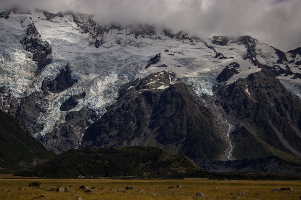 Wanderungen im Mount Cook Nationalpark, Aoraki, Südinsel Neuseeland, Wanderung im Mount Cook Nationalpark, schneebedeckte Berge, raue, lebensfeindliche und doch wunderschöne Umgebung