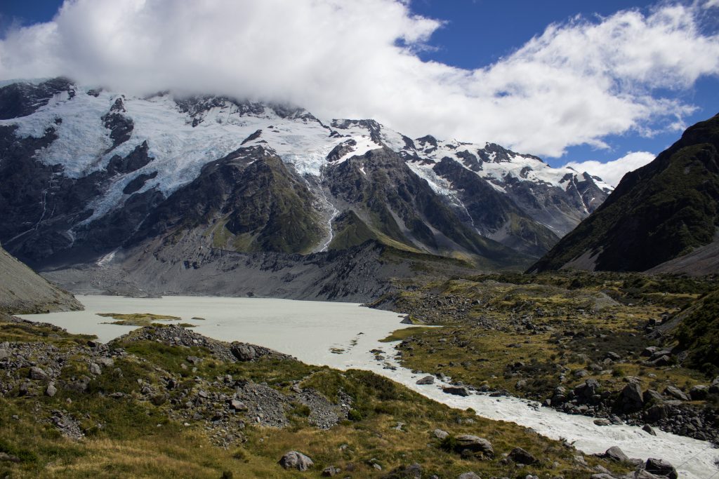 Wanderungen im Mount Cook Nationalpark, Aoraki, Südinsel Neuseeland, Wanderung im Mount Cook Nationalpark durch das Hooker Valley Tal, schneebedeckte Berge, raue, lebensfeindliche und doch wunderschöne Umgebung, vom Gletscher gespeiste Seen, Fluss