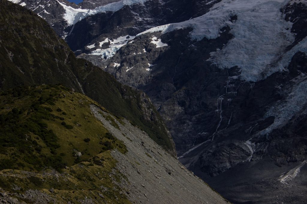 Wanderungen im Mount Cook Nationalpark, Aoraki, Südinsel Neuseeland, Wanderung zum Tasman Glacier View mit Sonnenschein, schneebedeckte Gipfel in der Ferne, raue, lebensfeindliche und doch wunderschöne Umgebung