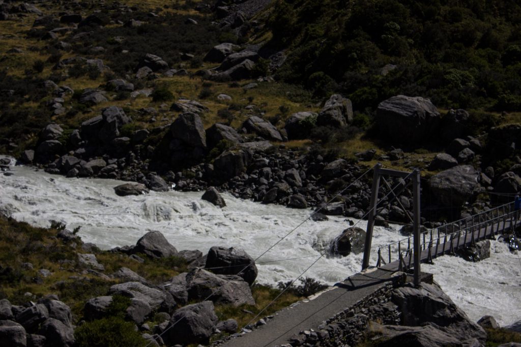 Wanderungen im Mount Cook Nationalpark, Aoraki, Südinsel Neuseeland, Wanderung im Mount Cook Nationalpark durch das Hooker Valley Tal über Hängebrücke, schneebedeckte Berge, raue, lebensfeindliche und doch wunderschöne Umgebung, vom Gletscher gespeiste Seen, Fluss