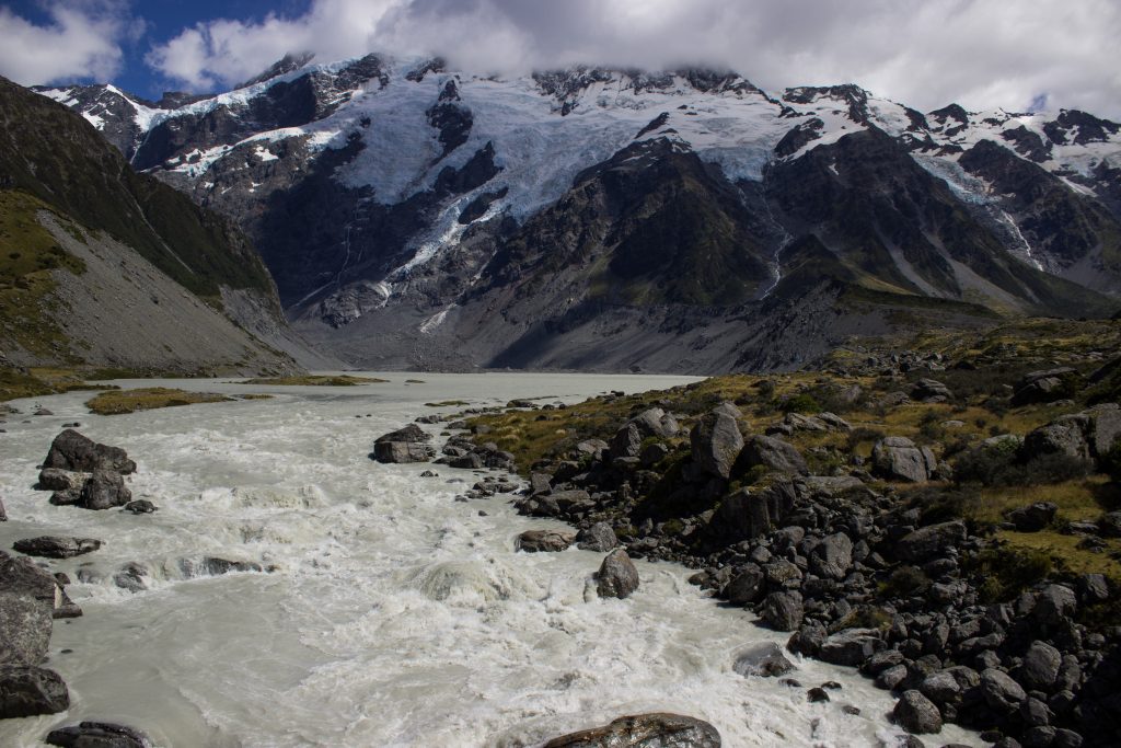 Wanderungen im Mount Cook Nationalpark, Aoraki, Südinsel Neuseeland, Wanderung im Mount Cook Nationalpark durch das Hooker Valley Tal, Aussicht auf schneebedeckte Berge, raue, lebensfeindliche und doch wunderschöne Umgebung, vom Gletscher gespeister See, Fluss