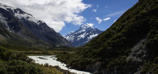 Wanderungen im Mount Cook Nationalpark, Aoraki, Südinsel Neuseeland, Wanderung im Mount Cook Nationalpark durch das Hooker Valley Tal, Aussicht auf schneebedeckte Berge, raue, lebensfeindliche und doch wunderschöne Umgebung, vom Gletscher gespeister See, Fluss