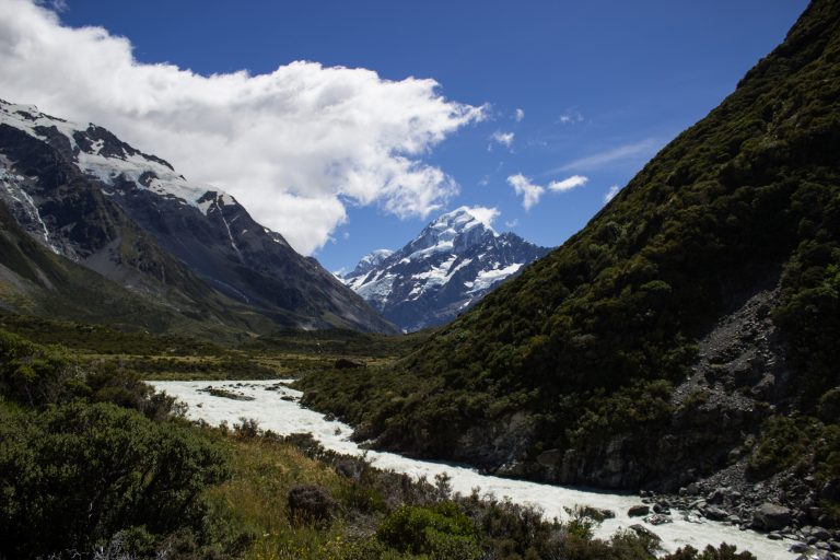 Wanderungen im Mount Cook Nationalpark, Aoraki, Südinsel Neuseeland, Wanderung im Mount Cook Nationalpark durch das Hooker Valley Tal, Aussicht auf schneebedeckte Berge, raue, lebensfeindliche und doch wunderschöne Umgebung, vom Gletscher gespeister See, Fluss