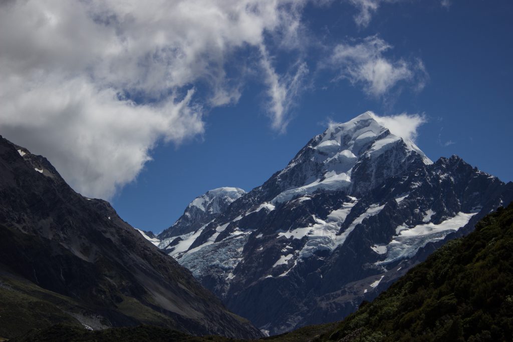 Wanderungen im Mount Cook Nationalpark, Aoraki, Südinsel Neuseeland, Wanderung im Hooker Valley mit Sonnenschein an zauberhaftem Tag in Neuseeland auf der Südinsel, schneebedeckte Gipfel in der Ferne, raue, lebensfeindliche und doch wunderschöne Umgebung