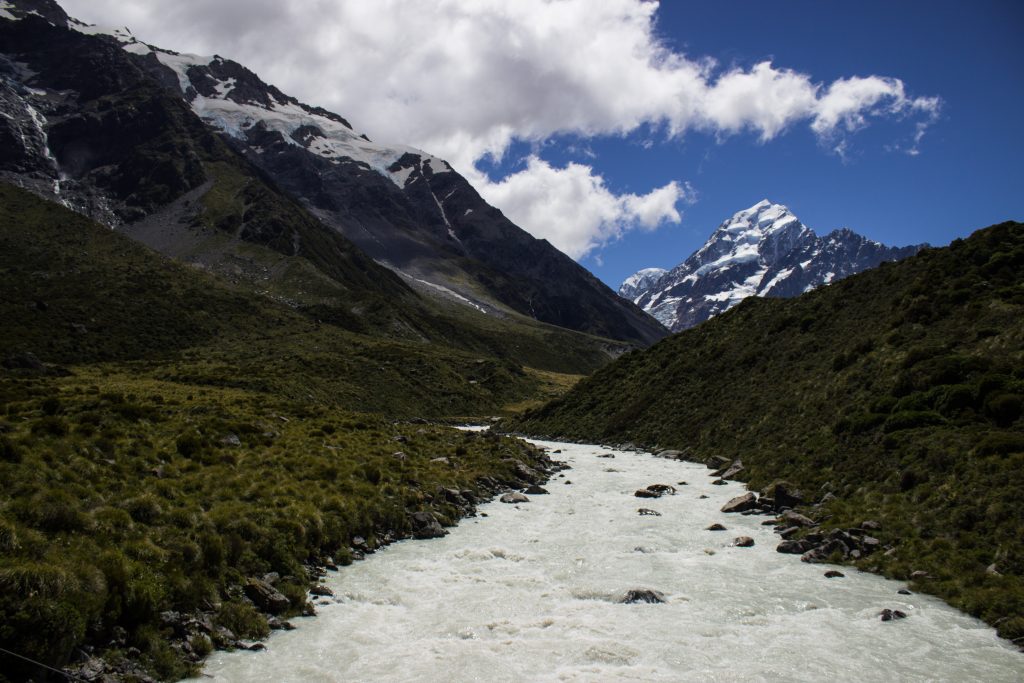 Wanderungen im Mount Cook Nationalpark, Aoraki, Südinsel Neuseeland, Wanderung im Mount Cook Nationalpark durch das Hooker Valley Tal, Aussicht auf schneebedeckten Berg Cook, Mount Cook, raue, lebensfeindliche und doch wunderschöne Umgebung, vom Gletscher gespeister Fluss, saftig grüne Wälder auf Berghang