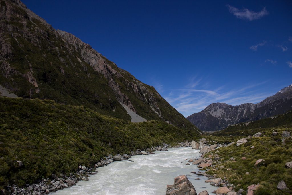 Wanderungen im Mount Cook Nationalpark, Aoraki, Südinsel Neuseeland, Wanderung im Mount Cook Nationalpark durch das Hooker Valley Tal, Aussicht auf schneebedeckten Berg Cook, Mount Cook, raue, lebensfeindliche und doch wunderschöne Umgebung, vom Gletscher gespeister Fluss, saftig grüne Wälder auf Berghang