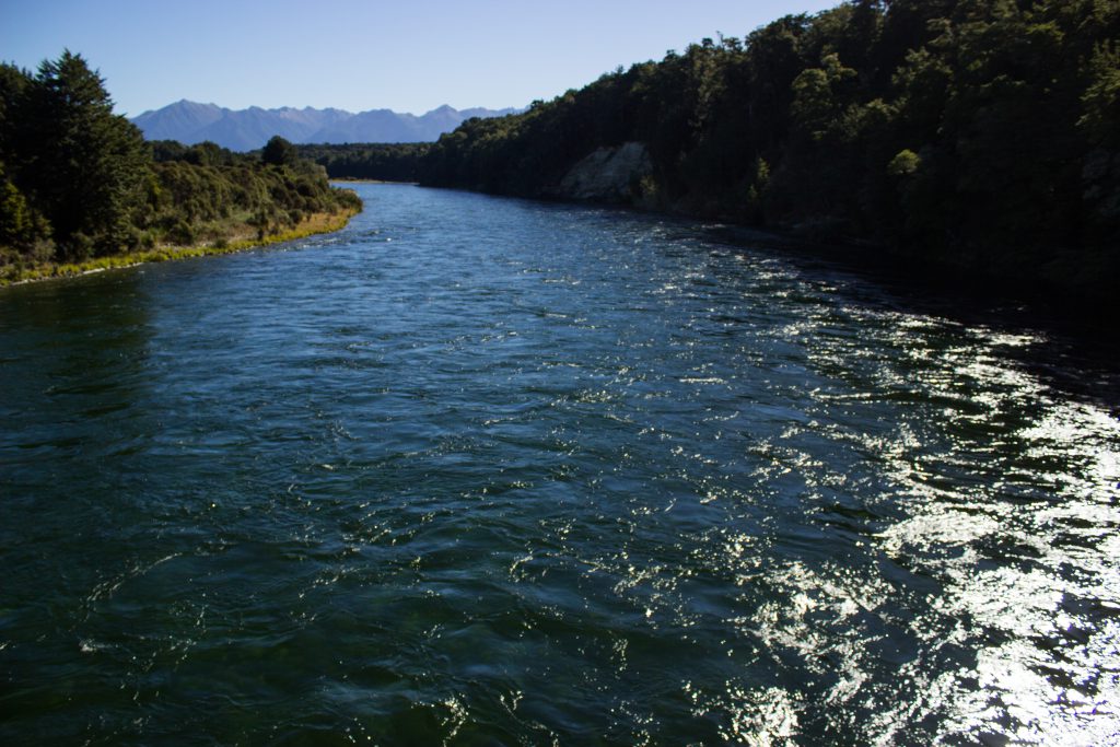 Wanderung Kepler Track - Great Walk, Wanderweg herrliche Aussicht auf schönen, reißenden Fluss und Wald am Ufer, dunkelblauer Fluss, herrlicher Sommertag in Neuseeland Südinsel, Fiordland National Park, Wandertag beim Kepler Track