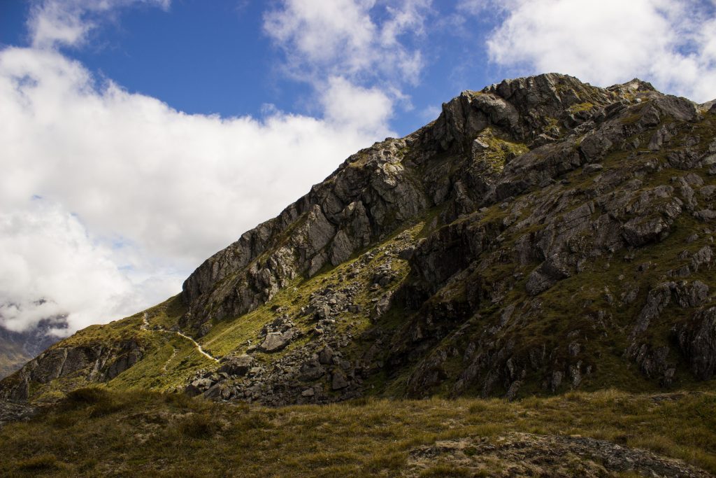 Wanderung Routeburn Track - Great Walk im Fiordland Nationalpark Südinsel Neuseeland, Wanderweg Routeburn im Fiordland Nationalpark, beeindruckende Berge mit schneebedeckten Gipfeln über der Baumgrenze, herrlicher Sommertag auf Südinsel Neuseelands, traumhafte Wanderung, raues Gebirgsklima, lebensfeindlich und doch wunderschön, beeindruckend
