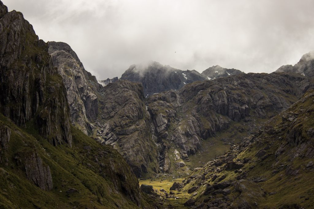 Wanderung Routeburn Track - Great Walk im Fiordland Nationalpark Südinsel Neuseeland, Wanderweg Routeburn im Fiordland Nationalpark, beeindruckende Berge mit schneebedeckten Gipfeln über der Baumgrenze, herrlicher Sommertag auf Südinsel Neuseelands, traumhafte Wanderung, raues Gebirgsklima, lebensfeindlich und doch wunderschön, beeindruckend
