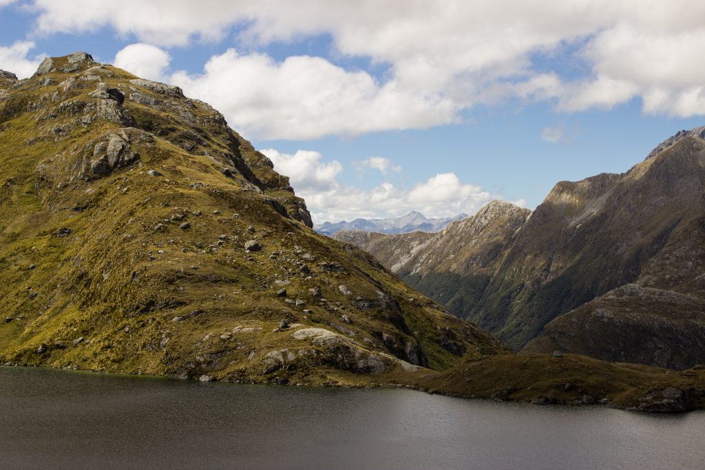 Wanderung Routeburn Track - Great Walk im Fiordland Nationalpark Südinsel Neuseeland, Wanderweg Routeburn im Fiordland Nationalpark, beeindruckende Berge mit schneebedeckten Gipfeln über der Baumgrenze, herrlicher Sommertag auf Südinsel Neuseelands, traumhafte Wanderung, raues Gebirgsklima, lebensfeindlich und doch wunderschön, beeindruckend, kalter Gebirgsseen