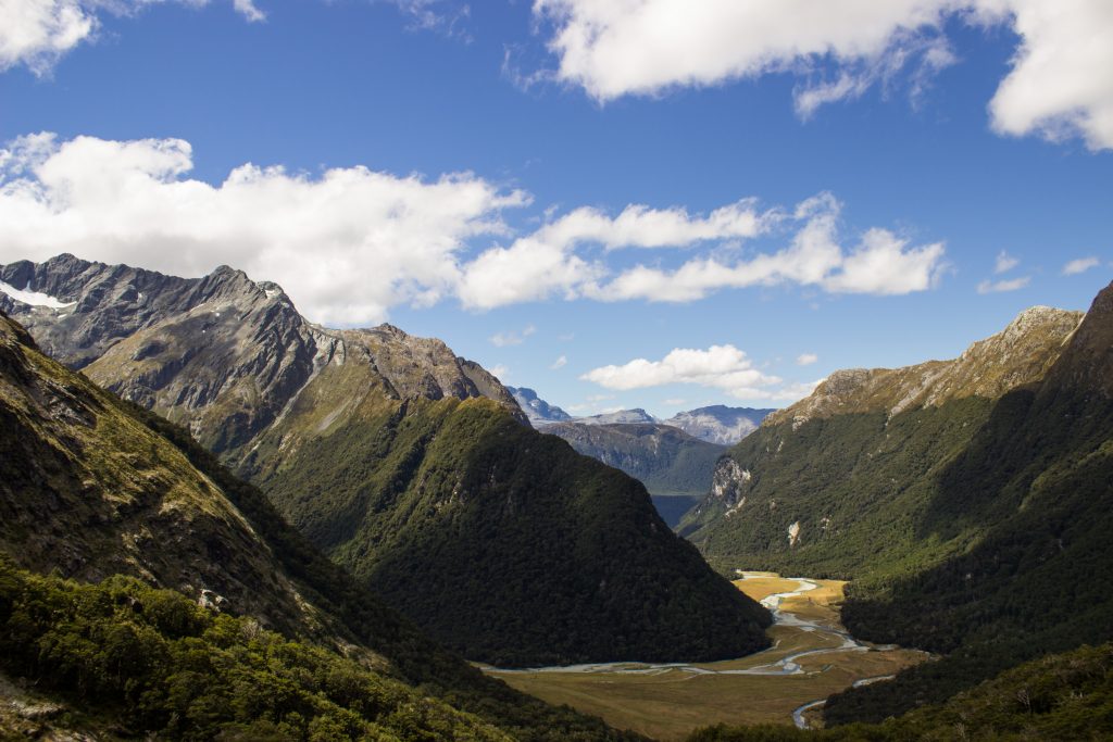 Wanderung Routeburn Track - Great Walk im Fiordland Nationalpark Südinsel Neuseeland, zauberhaftes Routeburn Tal Valley, Wanderweg Routeburn im Fiordland Nationalpark, beeindruckende Berge mit Gipfeln über der Baumgrenze, herrlicher Sommertag auf Südinsel Neuseelands, traumhafte Wanderung, wunderschön, beeindruckend, saftig grüner Wald bedeckt Berge