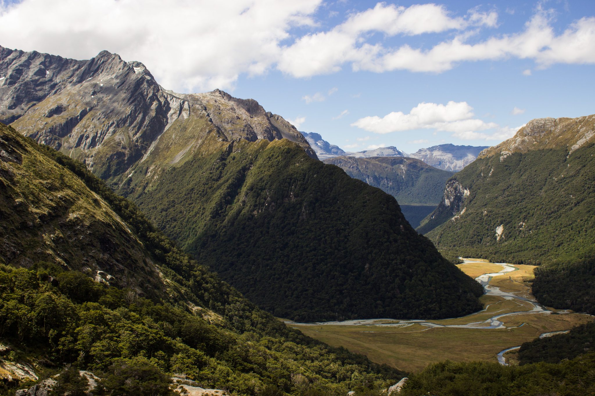 Wanderung Routeburn Track - Great Walk im Fiordland Nationalpark Südinsel Neuseeland,zauberhaftes Routeburn Tal Valley, Wanderweg Routeburn im Fiordland Nationalpark, beeindruckende Berge mit Gipfeln über der Baumgrenze, herrlicher Sommertag auf Südinsel Neuseelands, traumhafte Wanderung, wunderschön, beeindruckend, saftig grüner Wald bedeckt Berge