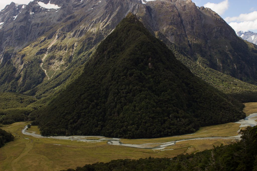 Wanderung Routeburn Track - Great Walk im Fiordland Nationalpark Südinsel Neuseeland, zauberhaftes Routeburn Tal Valley, Wanderweg Routeburn im Fiordland Nationalpark, beeindruckende Berge mit Gipfeln über der Baumgrenze, herrlicher Sommertag auf Südinsel Neuseelands, traumhafte Wanderung, wunderschön, beeindruckend