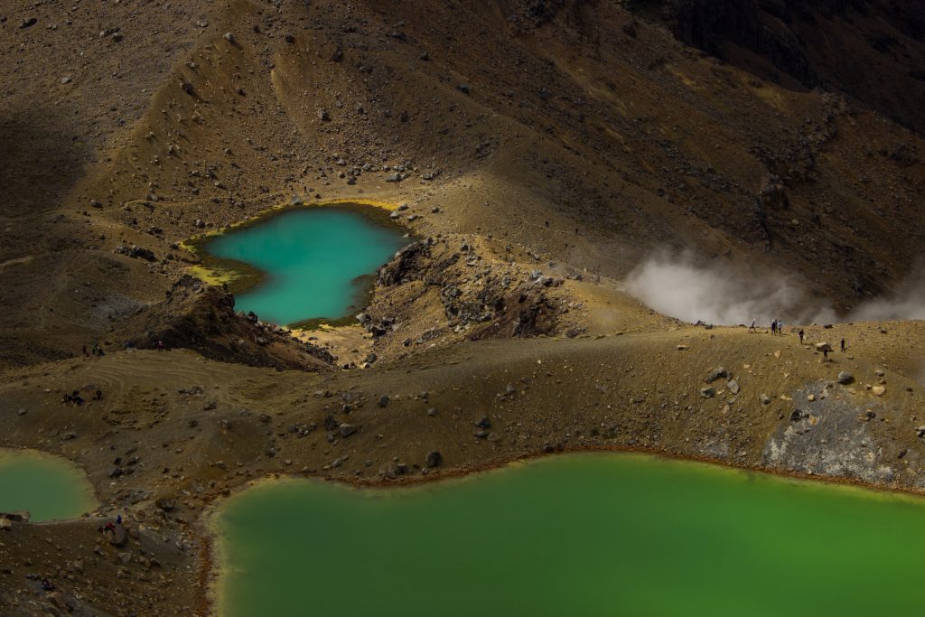 Tongarrio Alpine Crossing Wanderung, Nordinsel Neuseeland, grüne Emerald Lakes, Vulkanlandschaft, lebensfeindliche Landschaft, in Wolken gehüllte Berge, Geröll und Steine