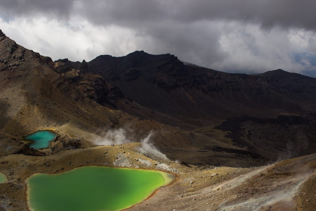 Tongariro Alpine Crossing Wanderung, Nordinsel Neuseeland, grüne Emerald Lakes, Vulkanlandschaft, lebensfeindliche Landschaft, in Wolken gehüllte Berge, Geröll und Steine