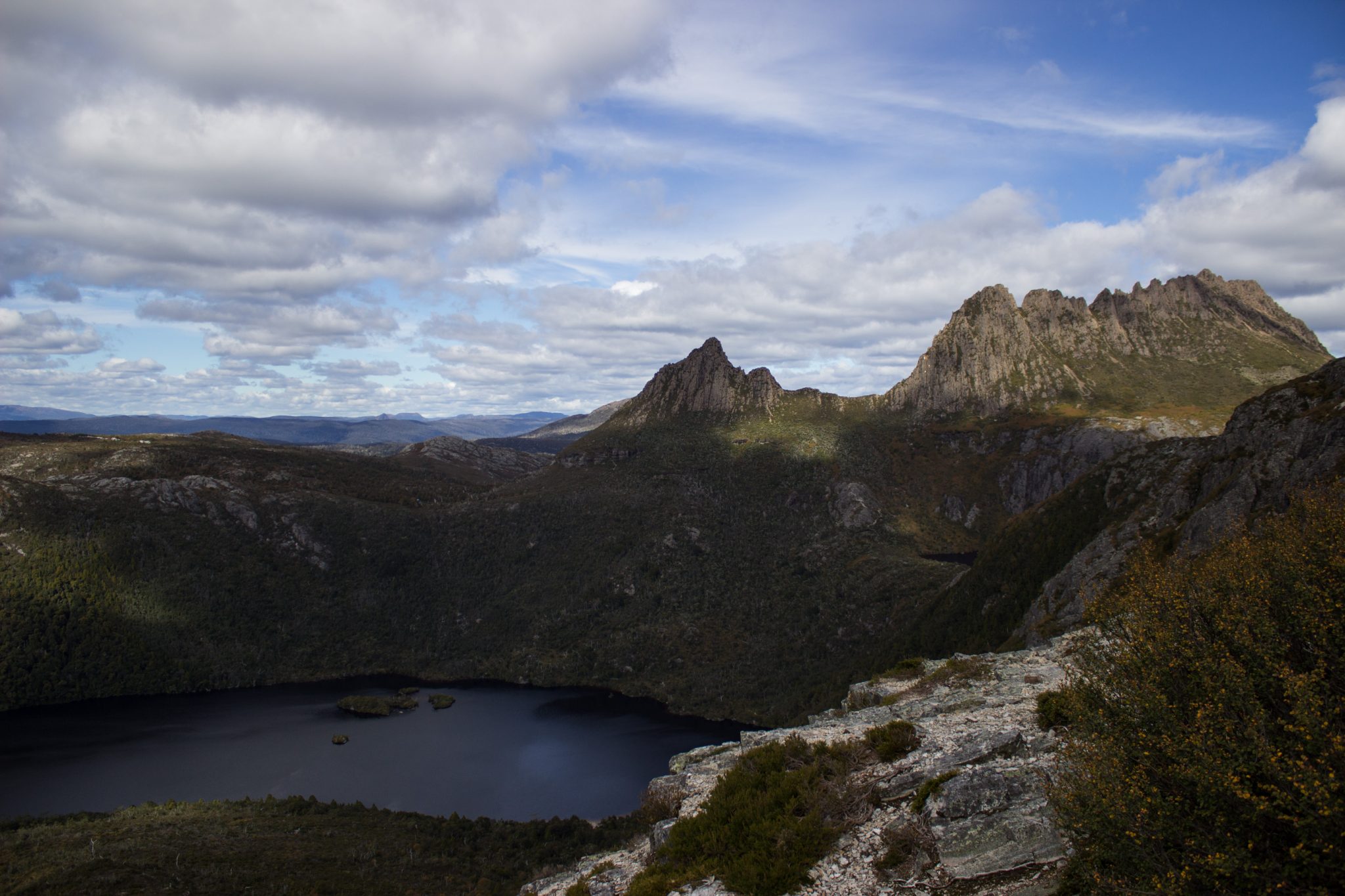 Ronny Creek bis Marions Lookout, Aussichtspunkt, Wanderung Overland Track im Cradle Mountain Lake St. Clair National Park, raue Gebirgslandschaft, schöner See, Ende des Sommers in Tasmanien, Bäume