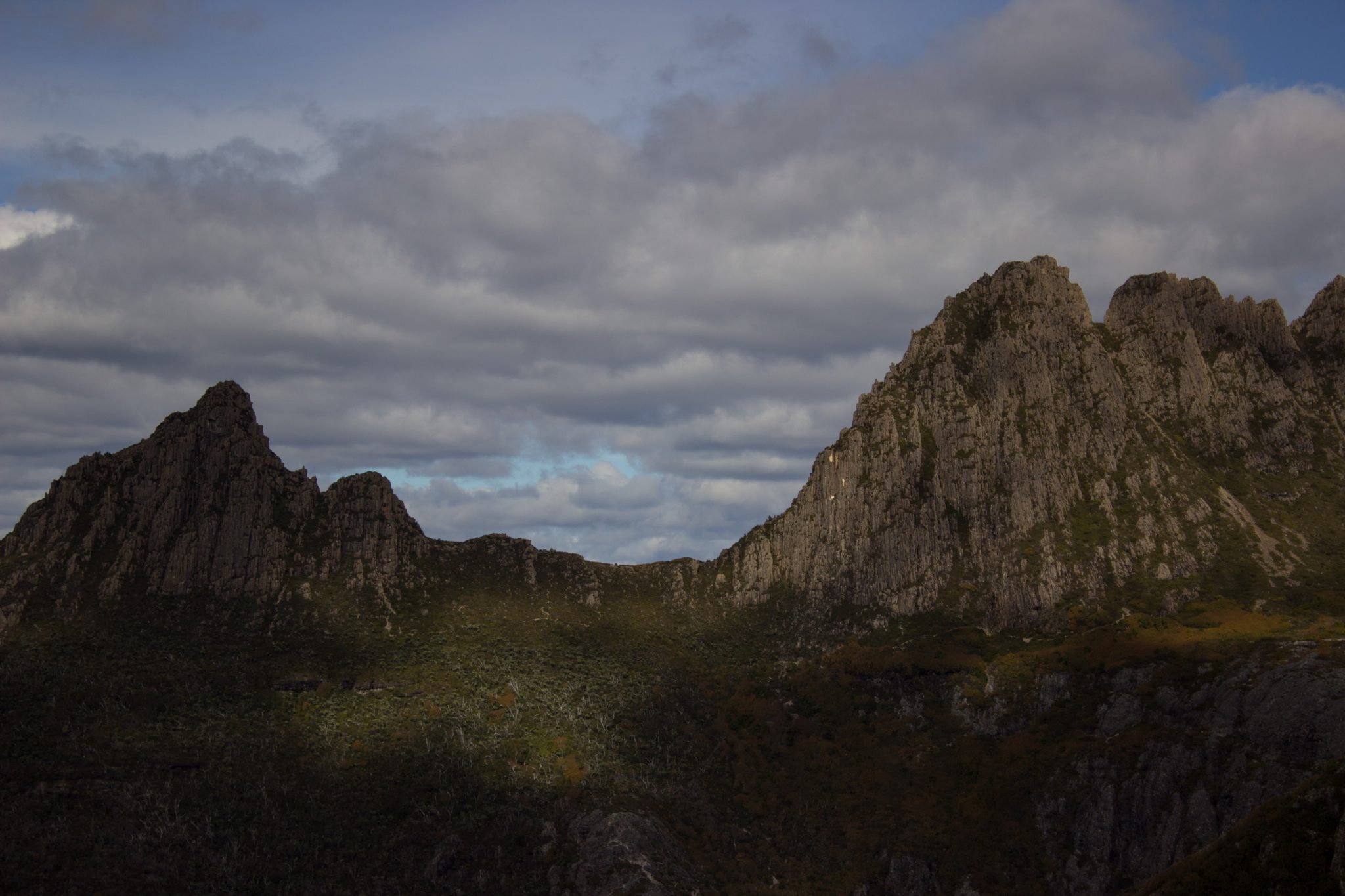 Ronny Creek bis Marions Lookout, Aussichtspunkt, Wanderung Overland Track im Cradle Mountain Lake St. Clair National Park, raue Gebirgslandschaft, Ende des Sommers in Tasmanien