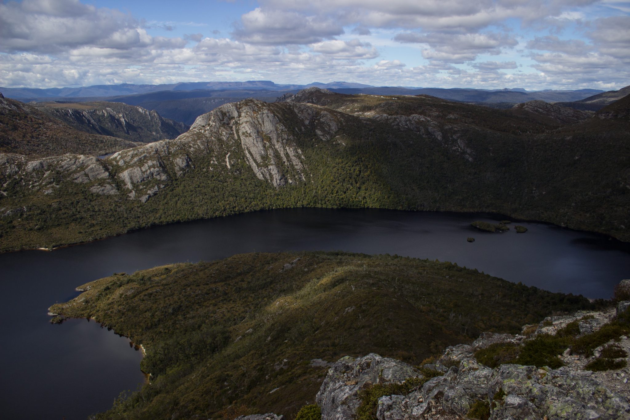 Ronny Creek bis Marions Lookout, Aussichtspunkt, Wanderung Overland Track im Cradle Mountain Lake St. Clair National Park, raue Gebirgslandschaft, schöner See, Ende des Sommers in Tasmanien, Bäume