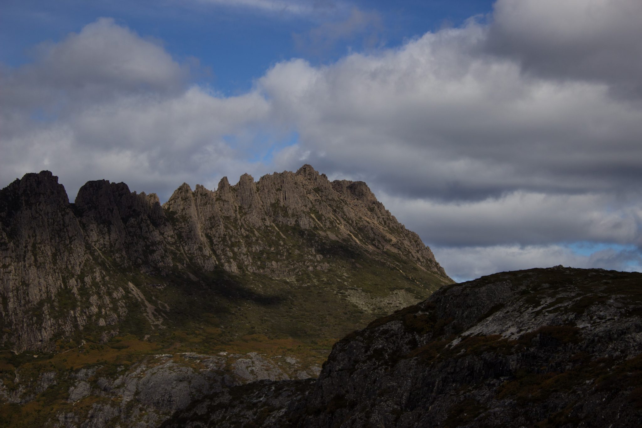 Ronny Creek bis Marions Lookout, Aussichtspunkt, Wanderung Overland Track im Cradle Mountain Lake St. Clair National Park, raue Gebirgslandschaft, schöner See, Ende des Sommers in Tasmanien, Aussicht auf atemberaubende schöne Berggipfel