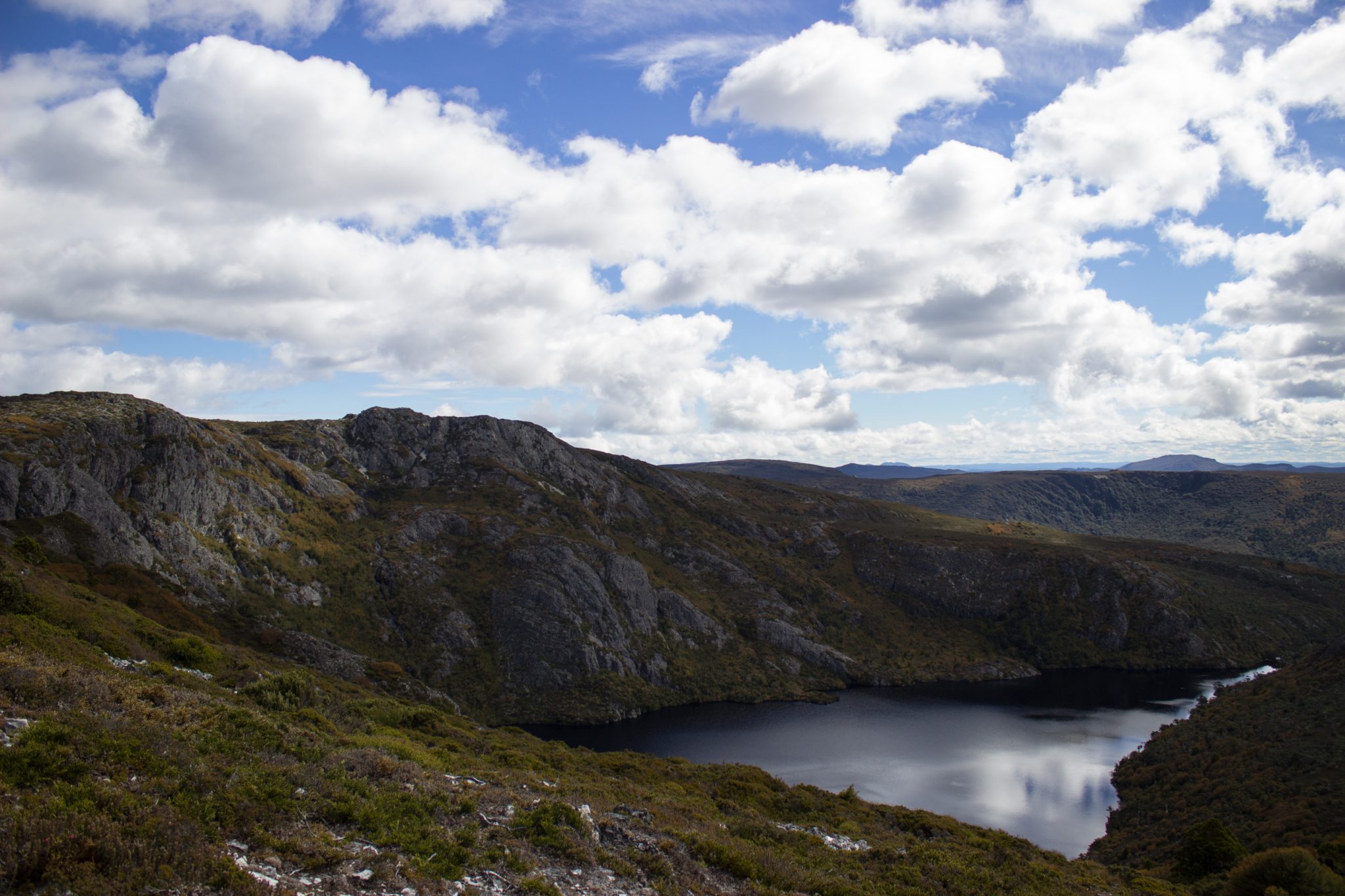 Ronny Creek bis Marions Lookout, Aussichtspunkt, Wanderung Overland Track im Cradle Mountain Lake St. Clair National Park, raue Gebirgslandschaft, schöner See, Ende des Sommers in Tasmanien