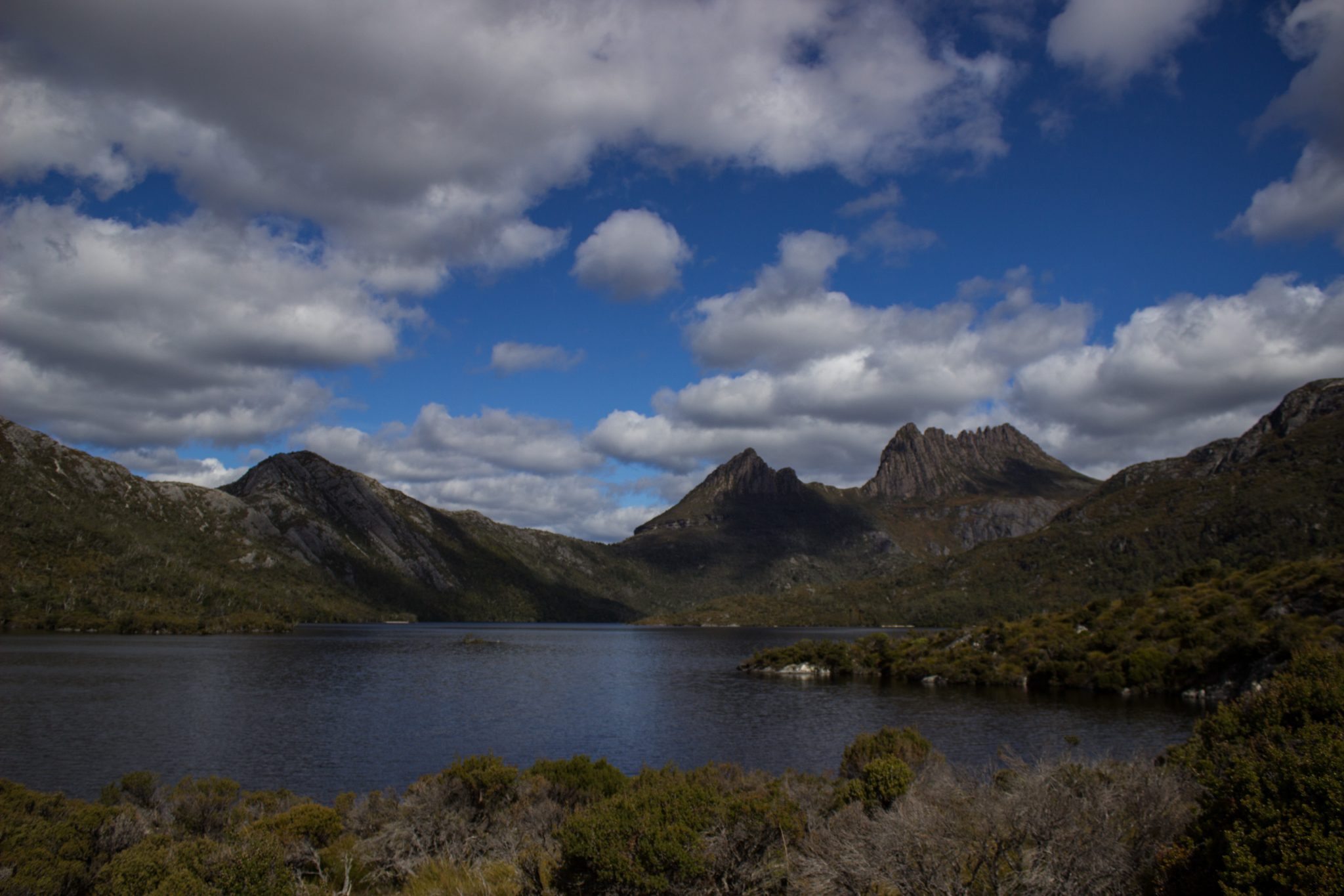 Ronny Creek bis Marions Lookout, Aussichtspunkt, Wanderung Overland Track im Cradle Mountain Lake St. Clair National Park, raue Gebirgslandschaft, schöner See, Ende des Sommers in Tasmanien, Aussicht auf atemberaubende schöne Berggipfel