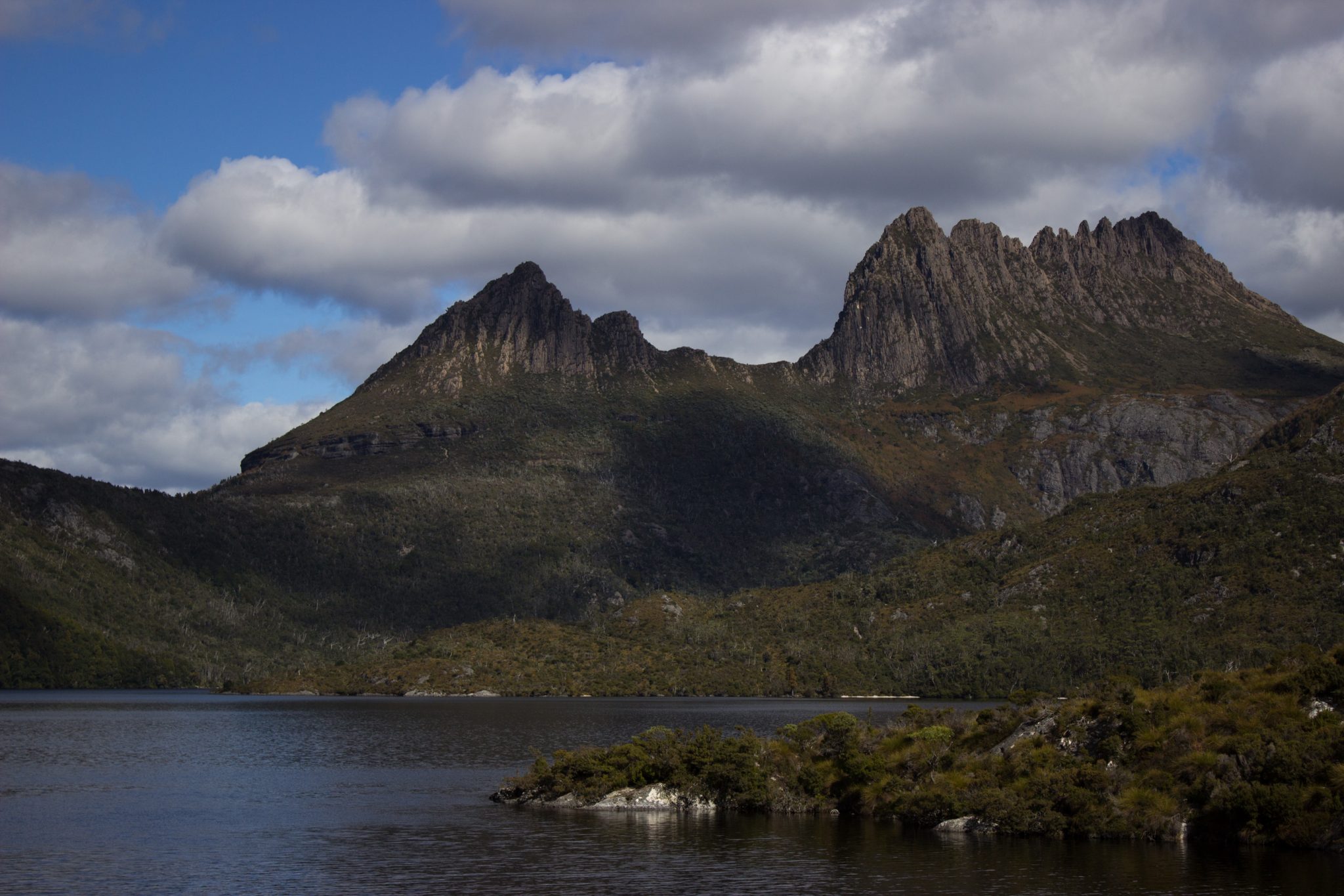 Ronny Creek bis Marions Lookout, Aussichtspunkt, Wanderung Overland Track im Cradle Mountain Lake St. Clair National Park, raue Gebirgslandschaft, schöner See, Ende des Sommers in Tasmanien, Aussicht auf atemberaubende schöne Berggipfel
