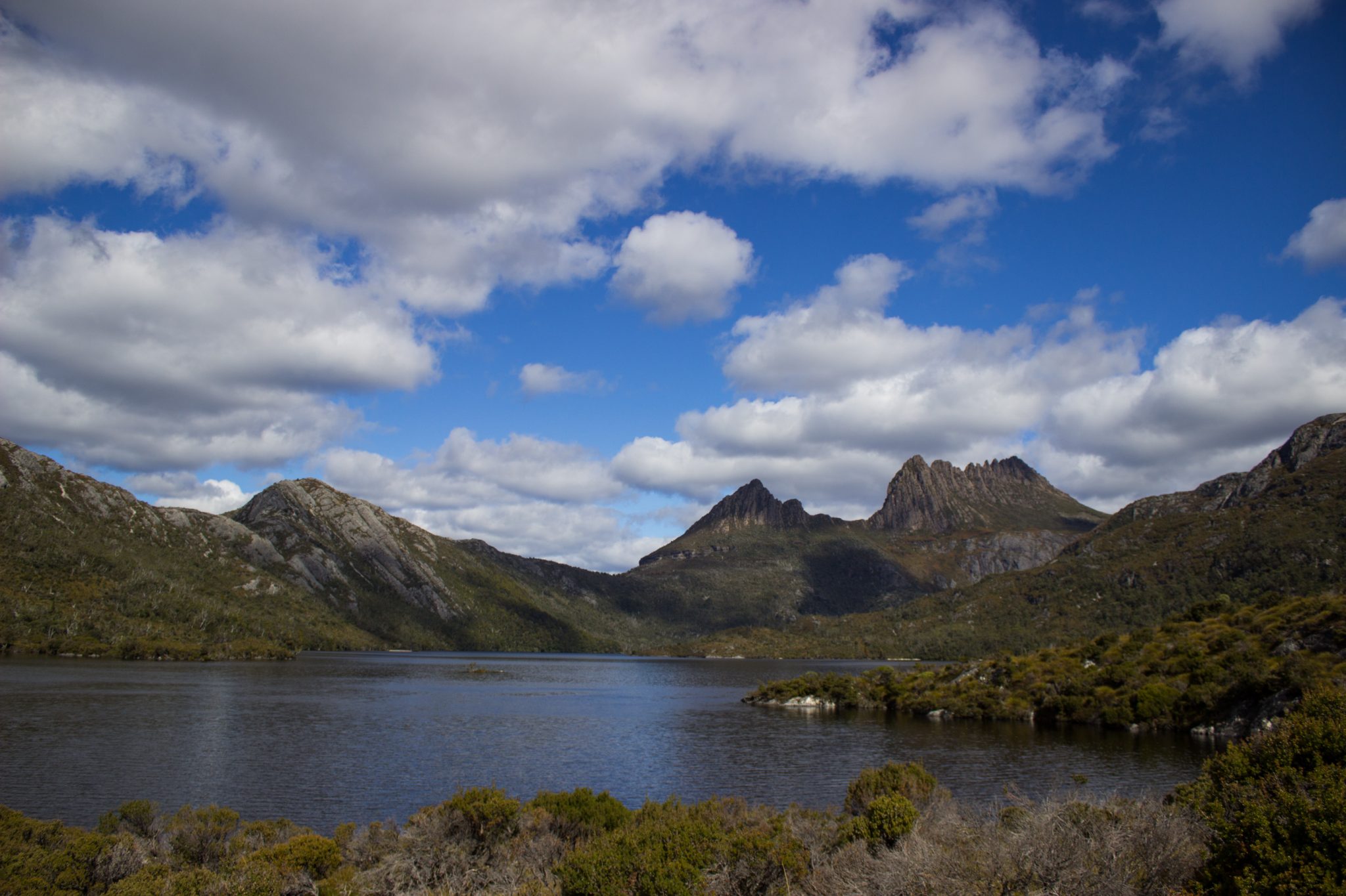 Ronny Creek bis Marions Lookout, Aussichtspunkt, Wanderung Overland Track im Cradle Mountain Lake St. Clair National Park, raue Gebirgslandschaft, schöner See, Ende des Sommers in Tasmanien, Aussicht auf atemberaubende schöne Berggipfel