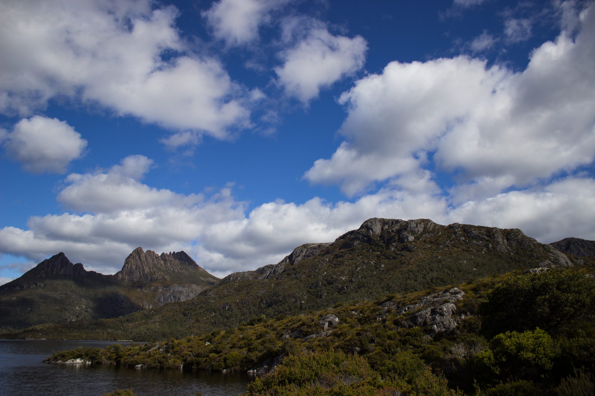 Ronny Creek bis Marions Lookout, Aussichtspunkt, Wanderung Overland Track im Cradle Mountain Lake St. Clair National Park, raue Gebirgslandschaft, schöner See, Ende des Sommers in Tasmanien, Aussicht auf atemberaubende schöne Berggipfel