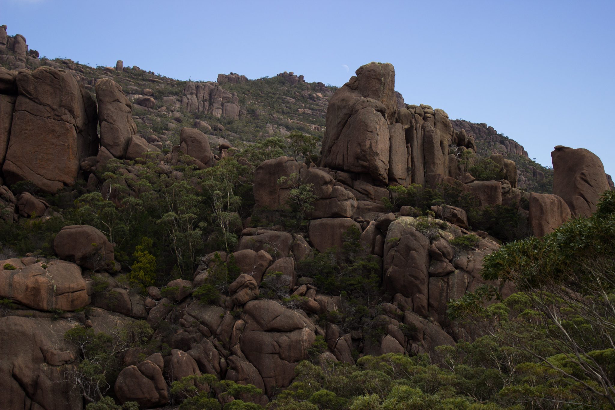 traumhafter Freycinet Nationalpark in Tasmanien, riesige Steine, Klumpen übereinander