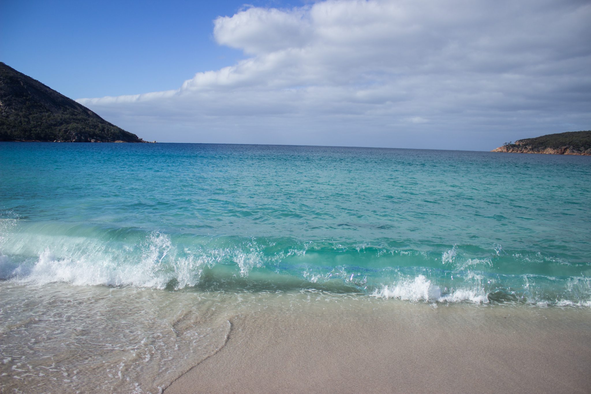 Wineglass Bay, Bucht im traumhaften Freycinet Nationalpark in Tasmanien, Strand mit schneeweißem Zuckersand und kristallklarem Wasser, Traumstrand