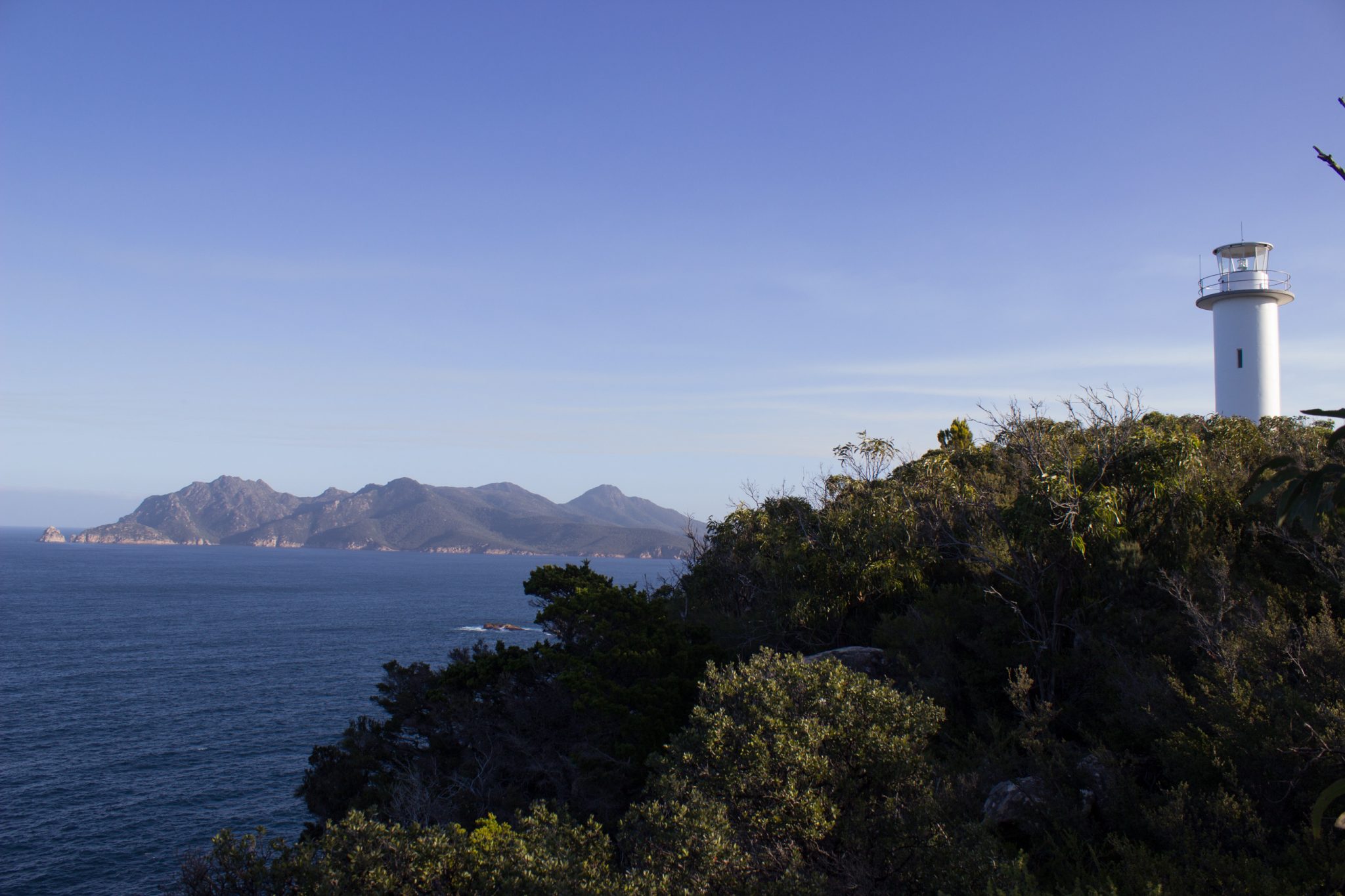 Lookout, Aussichtspunkt im traumhaften Freycinet Nationalpark in Tasmanien, saftig grüner Wald, Berge
