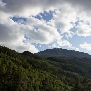 Wanderung auf den Gaustatoppen in Norwegen, startet in der Nähe des Ortes Rjukan, Blick auf den Berg Gausta umgeben von Wald, schöner beeindrucker Gaustatoppen