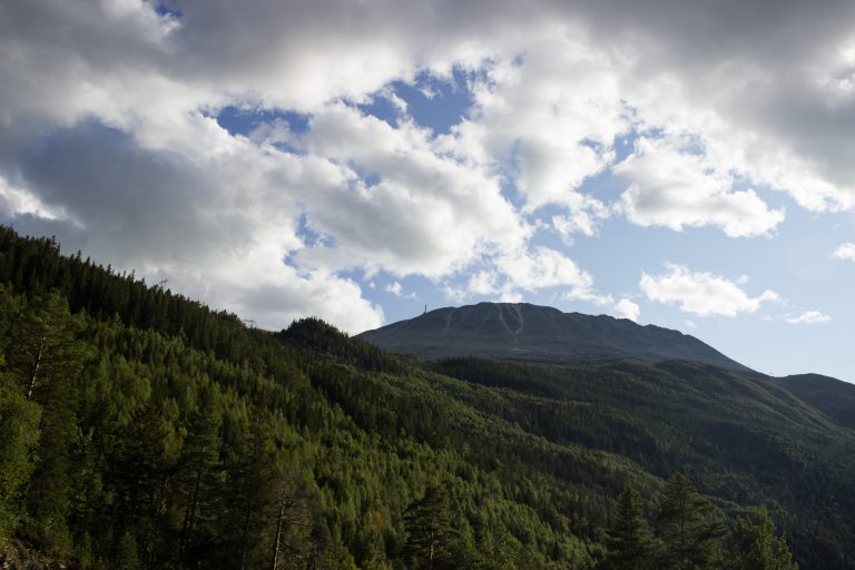 Wanderung auf den Gaustatoppen in Norwegen, startet in der Nähe des Ortes Rjukan, Blick auf den Berg Gausta umgeben von Wald, schöner beeindrucker Gaustatoppen