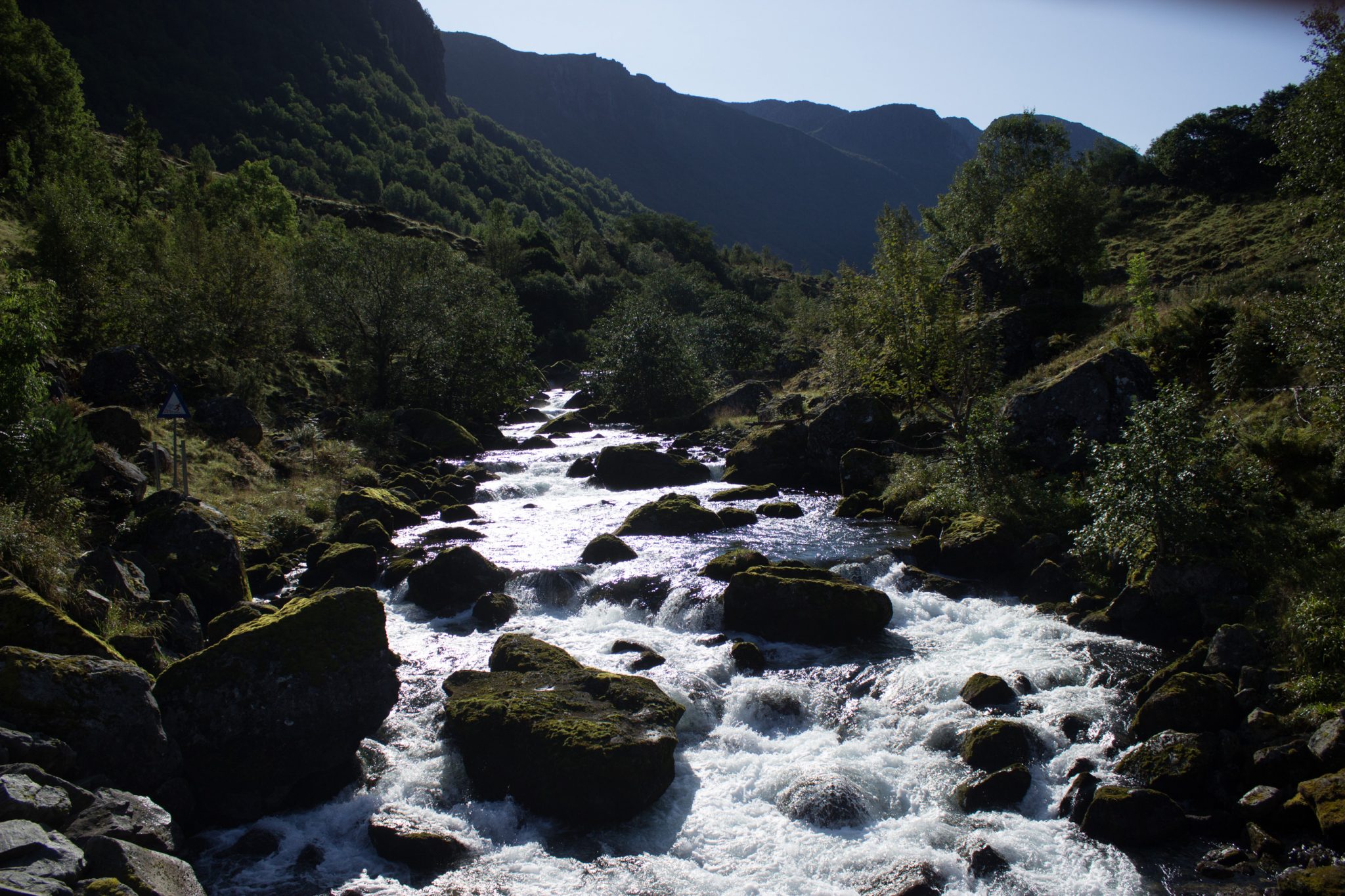Wanderung vom Ort Sundal bis zum Gletscher Bondhusbreen im Folgefonna Nationalpark, traumhafte Bergkulisse und reißender Fluß, schöner Sommertag