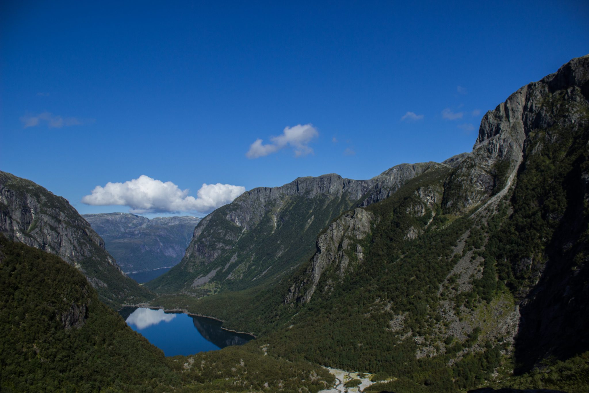 Wanderung vom Ort Sundal bis zum Gletscher Bondhusbreen im Folgefonna Nationalpark, traumhafte Bergkulisse, schöner Sommertag, kristallklares Wasser im See von Gletscher gespeist, umgeben von Wald